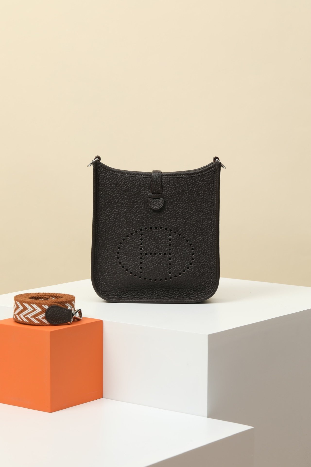 Hermès Evelyne 16 (TPM) detail image 1 sourced from womanlvbag.com