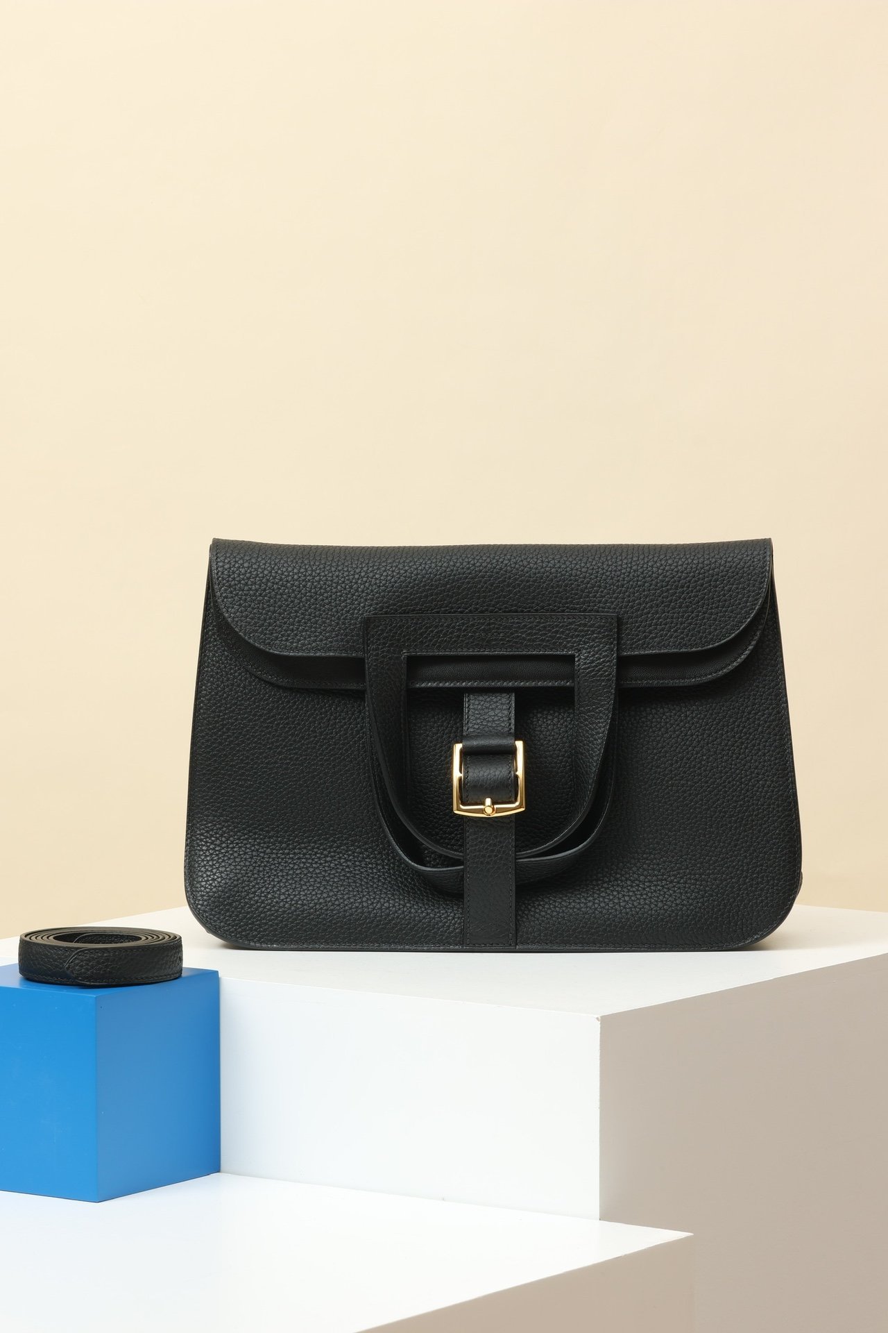 Halzan 31 detail image 1 sourced from womanlvbag.com