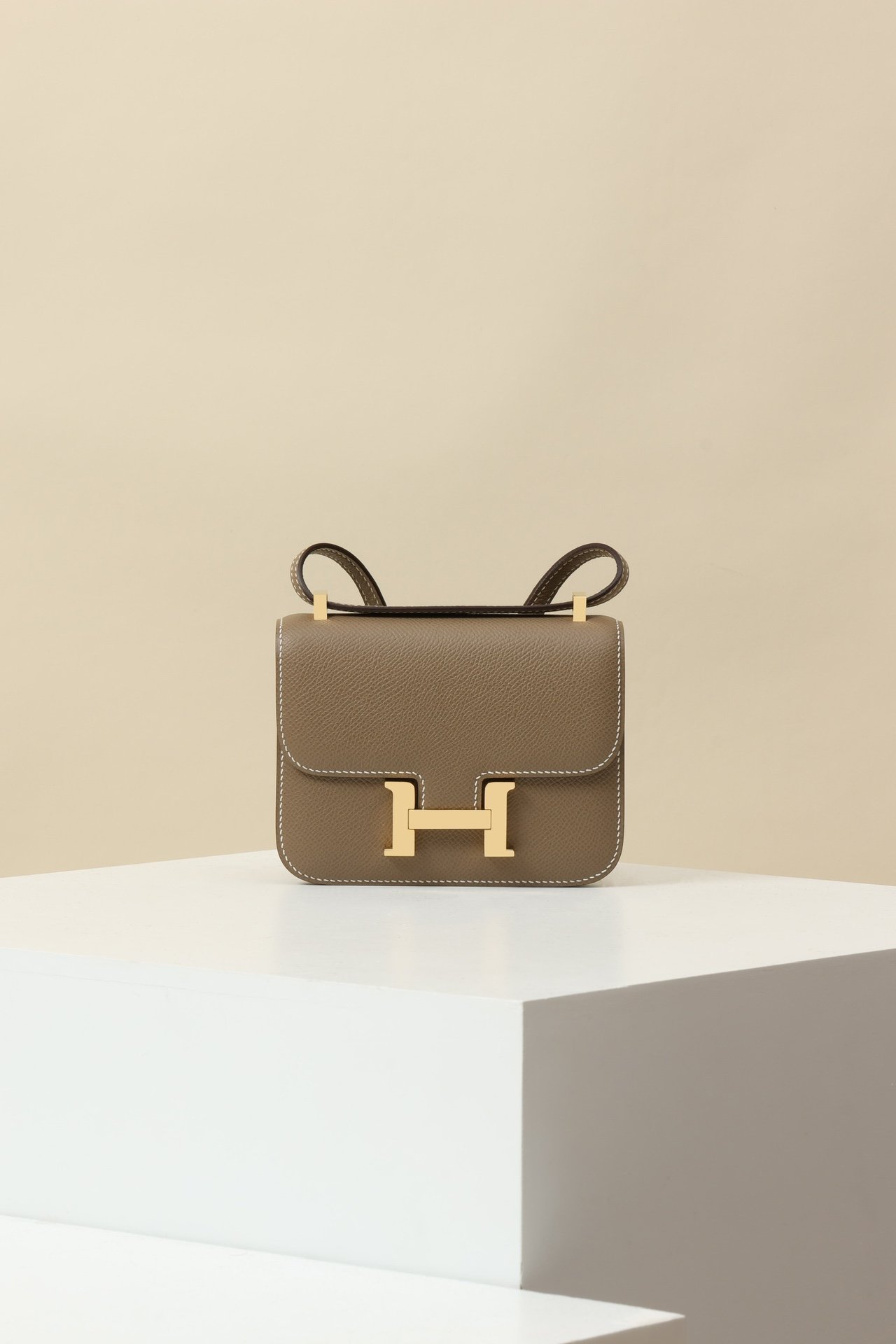 Hermès Constance Chaine – Epsom Calfskin 18 Étoupe GHW detail image 1 sourced from womanlvbag.com