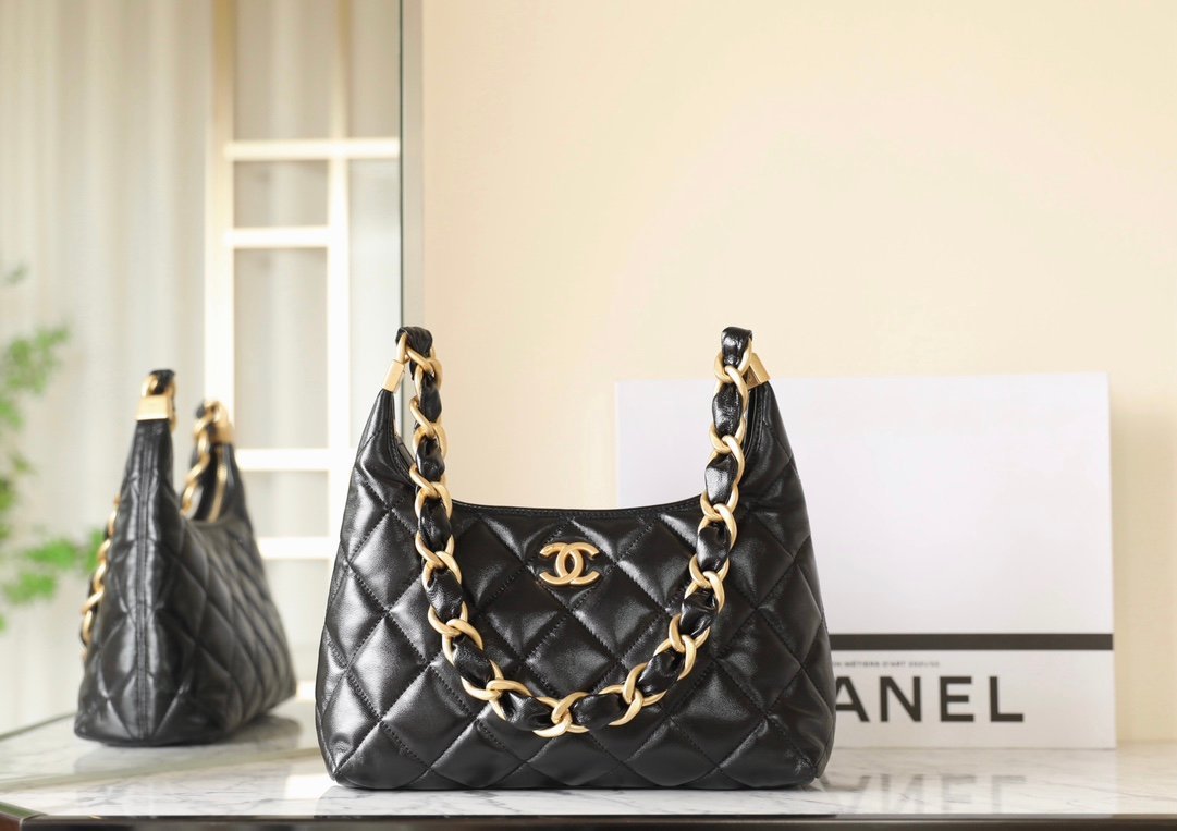 CHANEL Medium Chunky Chain Hobo – Black Shiny Oil-Waxed Lambskin & 24K Vintage Gold detail image 1 sourced from womanlvbag.com