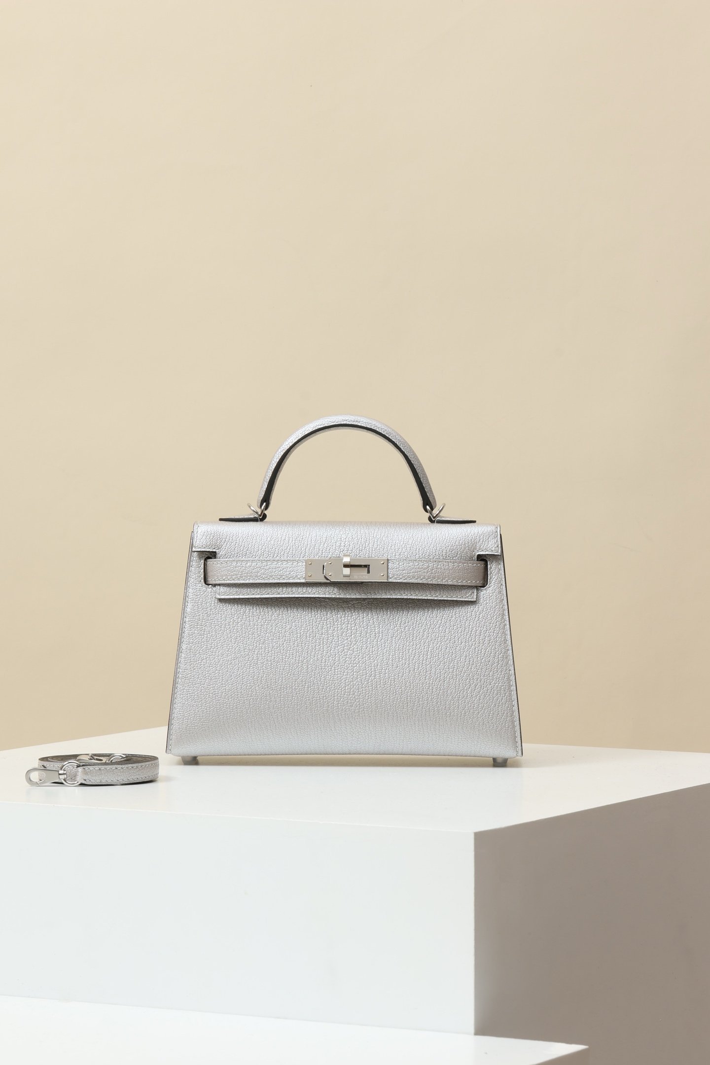 Hermès Mini Kelly II (Generation 2) detail image 1 sourced from womanlvbag.com