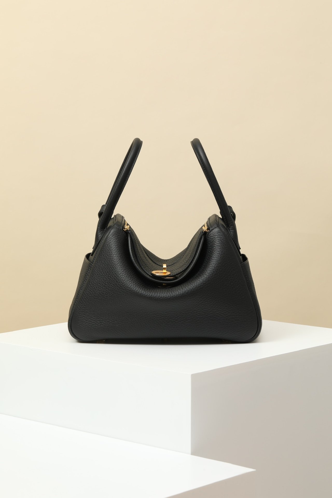 Hermès Lindy 26 detail image 1 sourced from womanlvbag.com