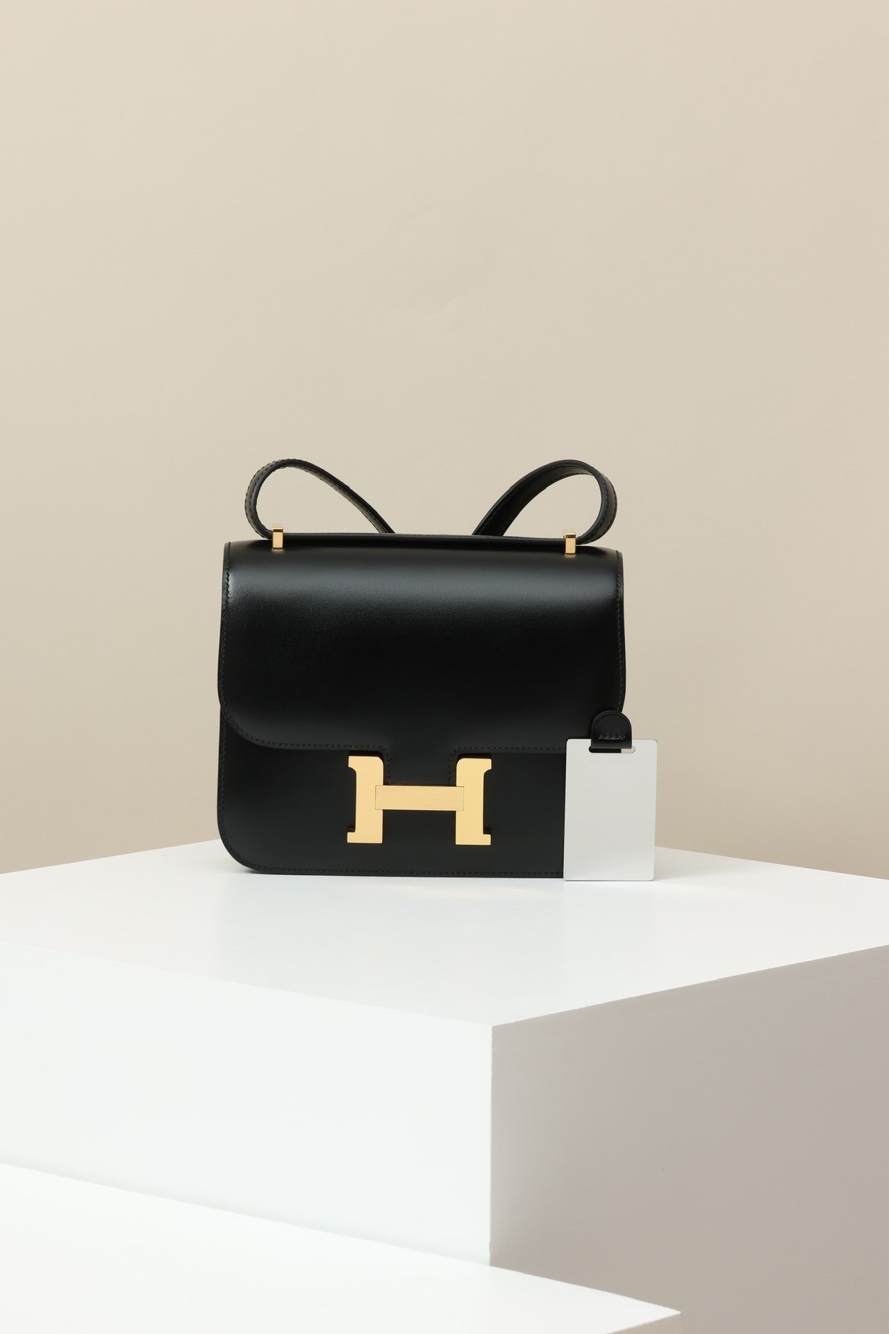 Hermès Constance 19 in 89 Noir (Black) with Gold Hardware (GHW) detail image 1 sourced from womanlvbag.com