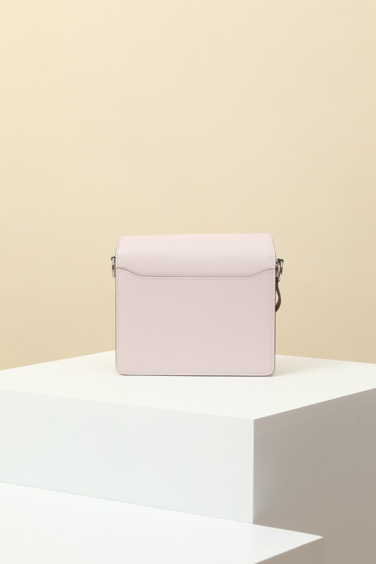 Hermès Roulis 18 – Evercolor Calfskin 09 Mauve Sylvestre PHW detail image 2 sourced from womanlvbag.com