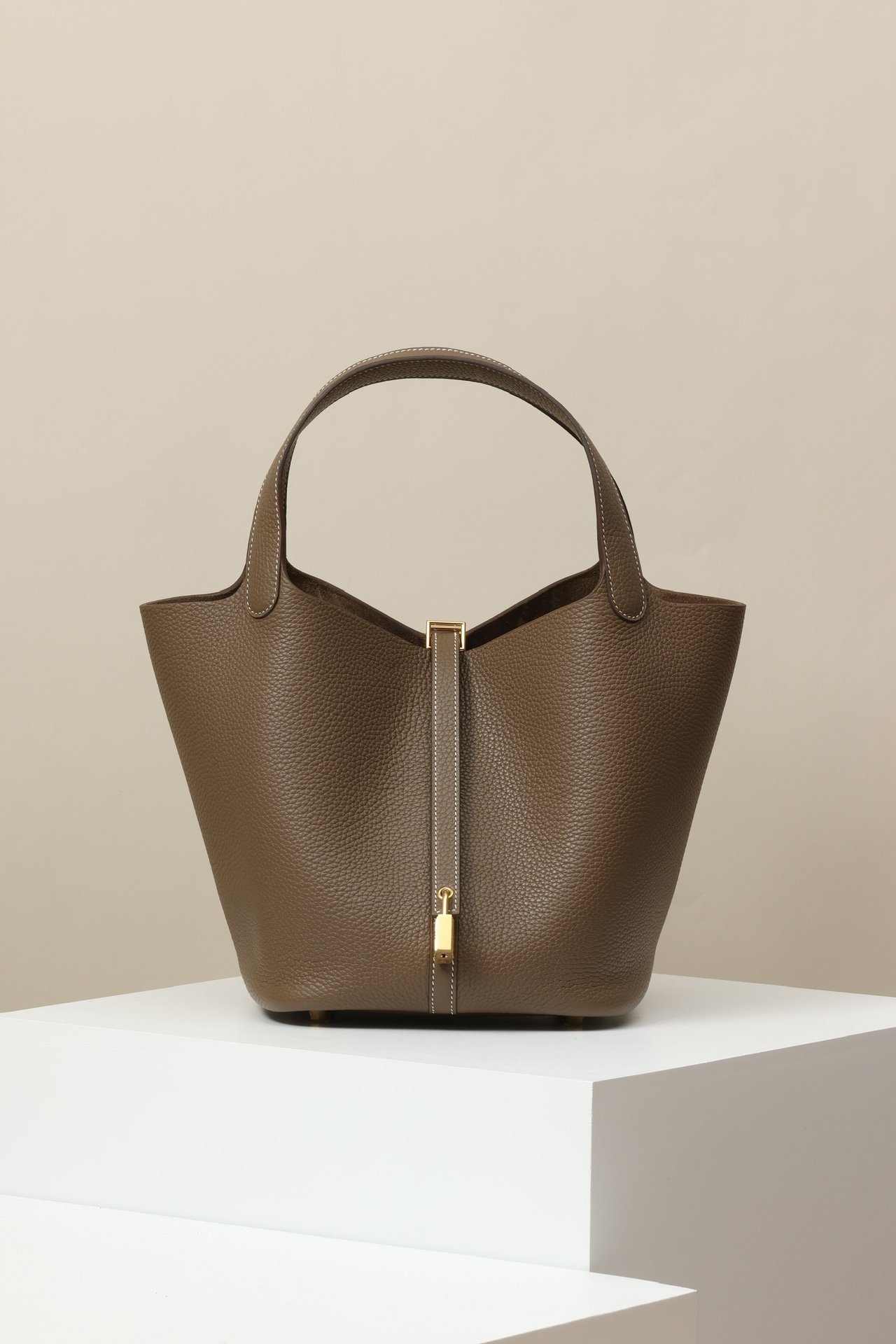 Picotin Lock (Standard Leather) detail image 1 sourced from womanlvbag.com