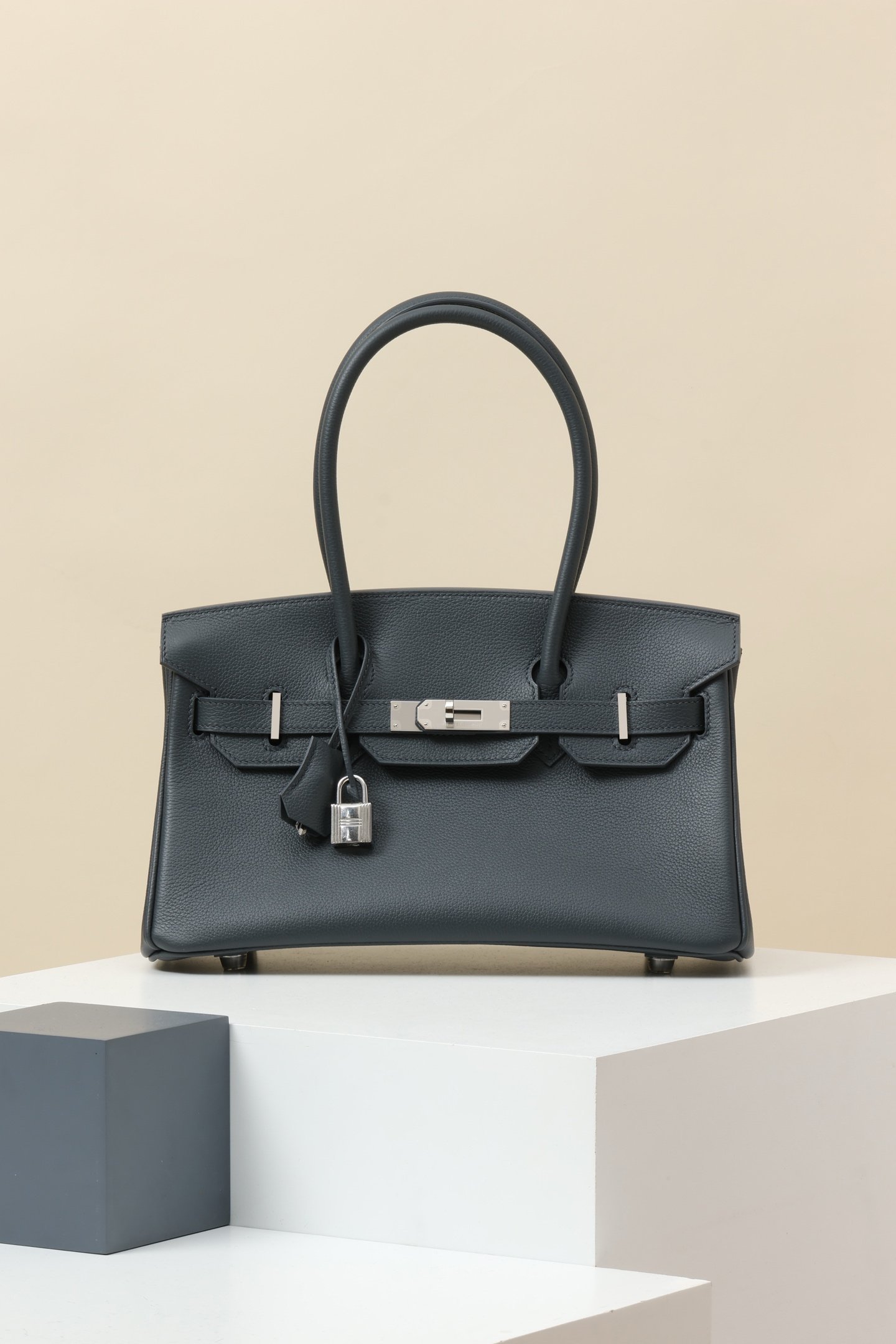 Hermès Birkin 29, also known as Haut à Courroies (HAC 29) detail image 1 sourced from womanlvbag.com