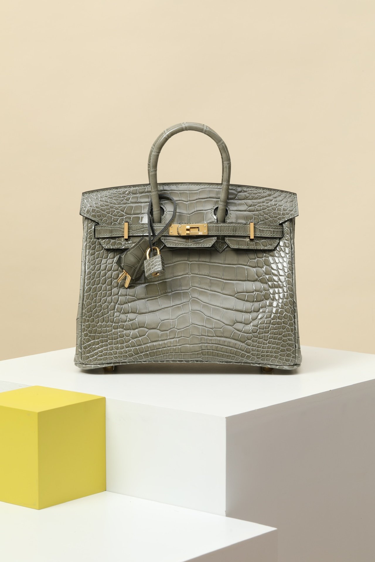 Birkin 25 detail image 1 sourced from womanlvbag.com