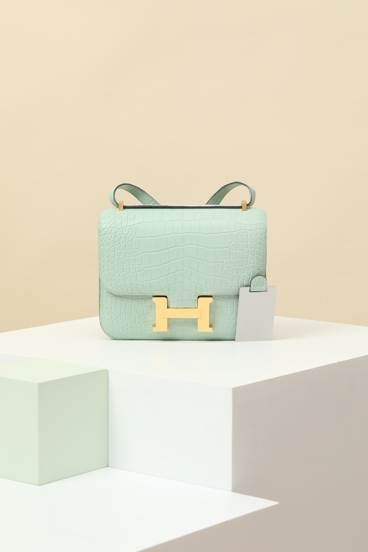 Hermès Constance 19 detail image 1 sourced from womanlvbag.com