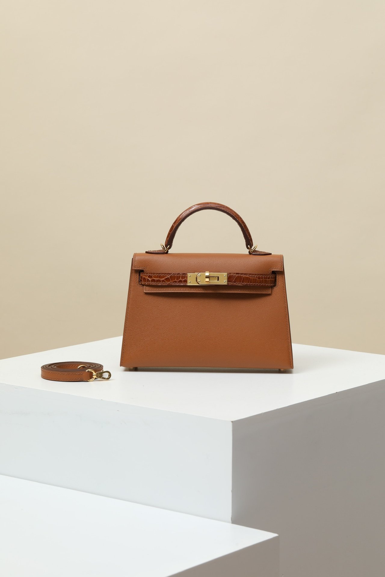 Mini Kelly 19 (Generation II) 'Touch' with Veau Madame calfskin body and Matte Alligator handle/sangles detail image 1 sourced from womanlvbag.com