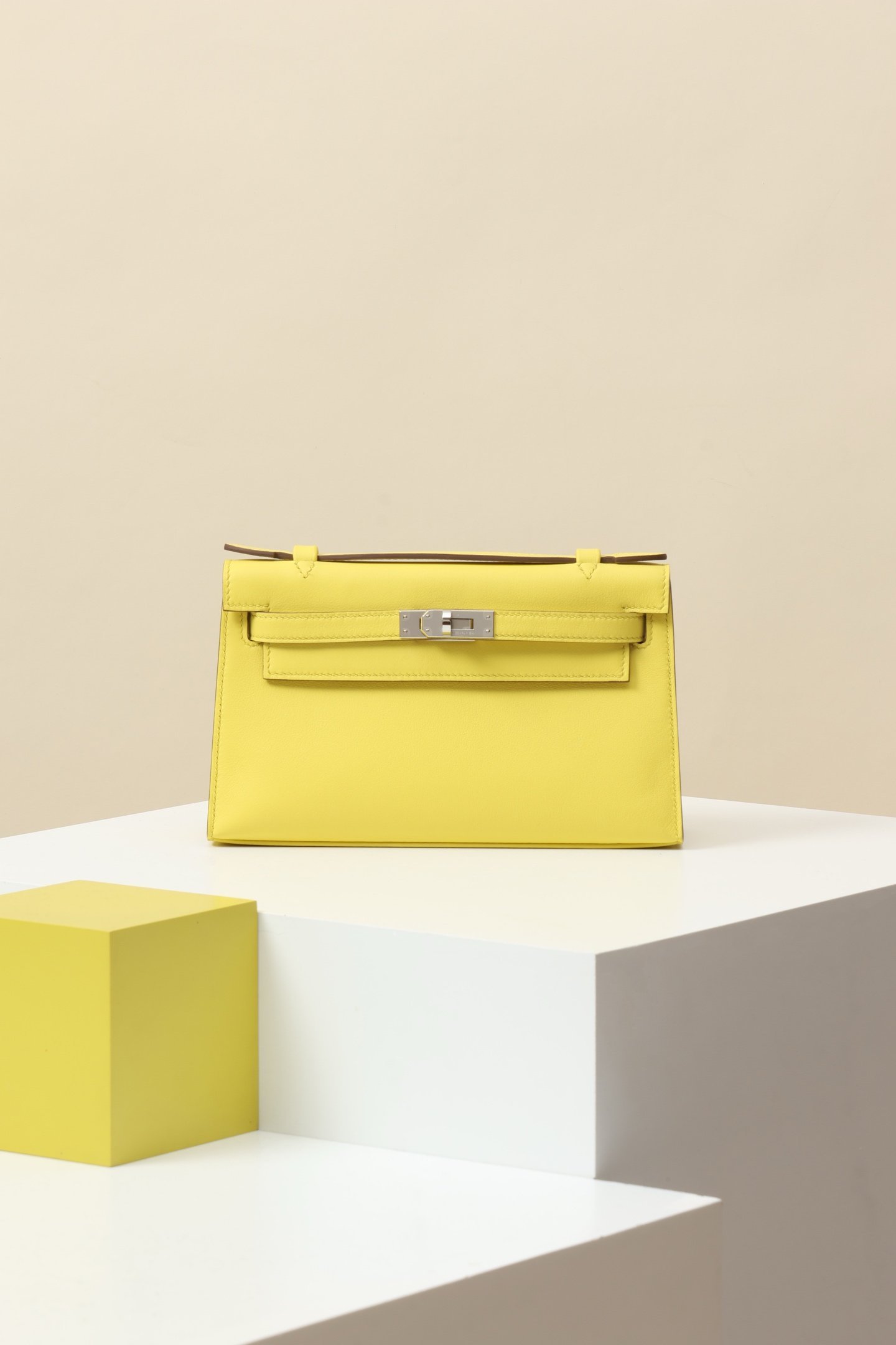 Hermès Mini Kelly 22 (Generation I) detail image 1 sourced from womanlvbag.com