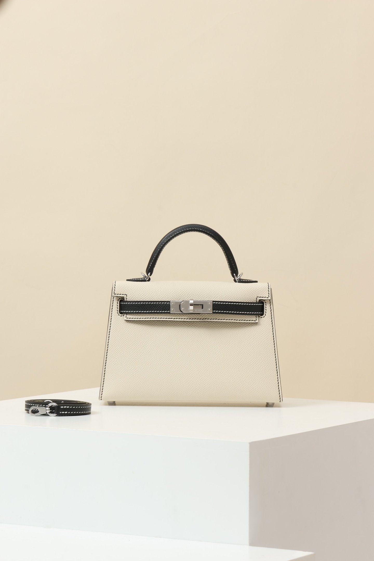 Hermès Mini Kelly 19 Generation II (G2) detail image 1 sourced from womanlvbag.com