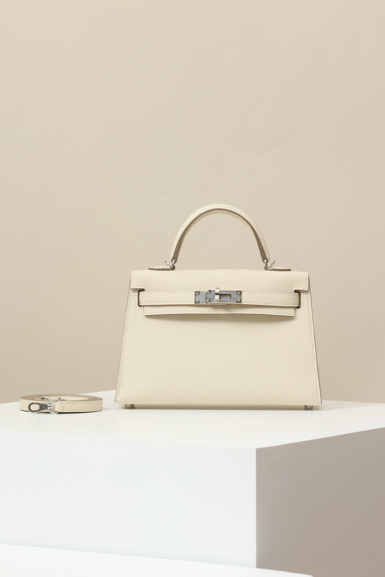 Hermès Mini Kelly 19 Generation II (Sellier) detail image 1 sourced from womanlvbag.com